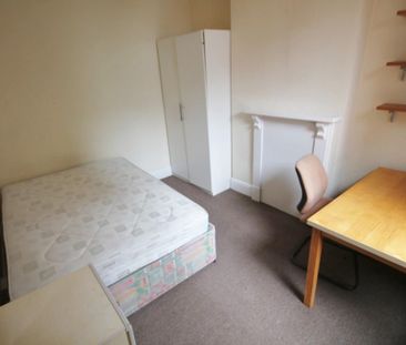 3 bedroom end of terrace house to rent - Photo 2