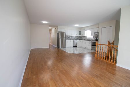 **BEAUTIFUL** RENOVATED 2 BEDROOM MAIN UNIT IN WELLAND!! - Photo 2