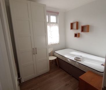 Room in a Shared House, Kingsway, SW14 - Photo 3