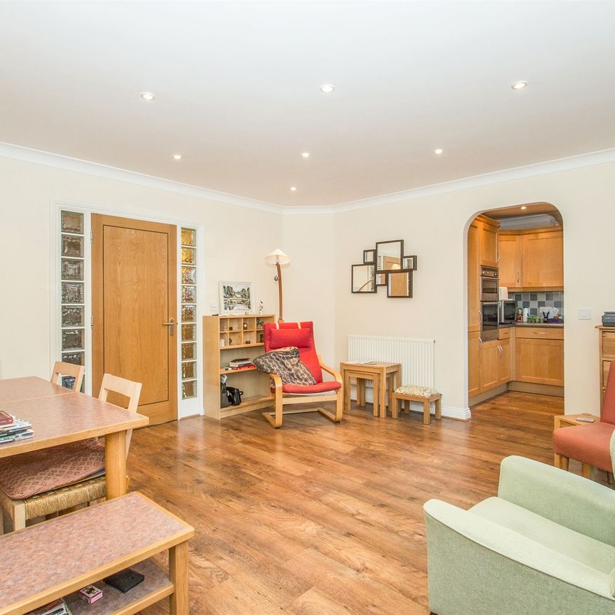 Geoffrey Farrant Walk, Taunton - Photo 1