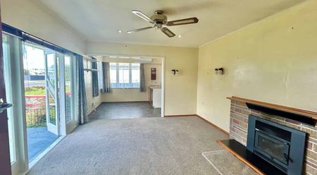 Large 4 Bedroom - Photo 3