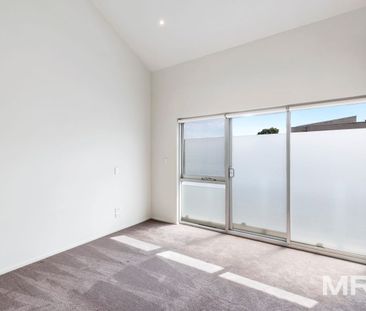 Easy living in a fantastic location - Photo 4