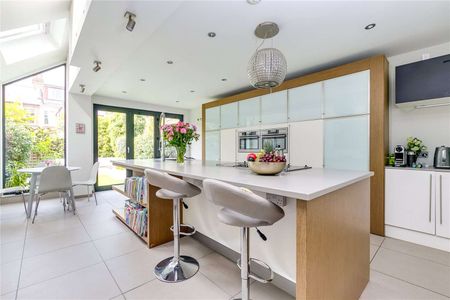 A beautifully presented four bedroom family home, tucked away on a quiet street, just moments from the South Park - Photo 3