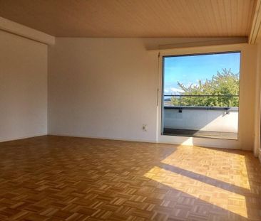 Attikawohnung mit Cheminée, grosser Terrasse + eigener Waschküche - Photo 2