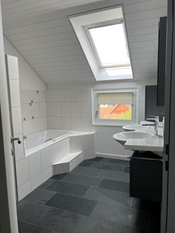 Zentral gelegene 4 1/2 Zimmer Dachwohnung mit wunderschönem Ausblick - Photo 5