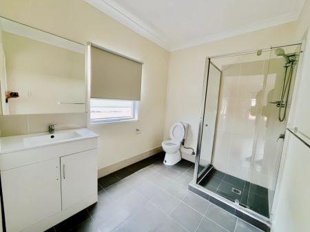 4 bed 2 bath - Photo 5