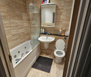 1 bedroom in a flat share to rent - Photo 2