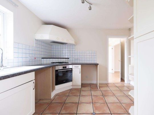 A detached 4 bedroom property, with off street parking, garage and gardens. 2 bathrooms and 2 reception rooms. Close to the town and harbour. Available for 12 m - Photo 1