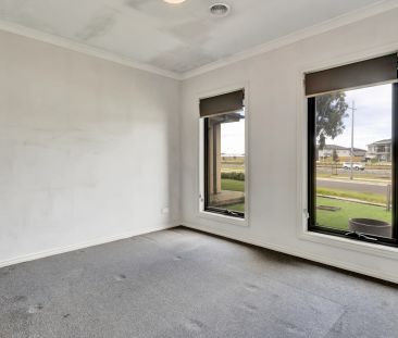 Stunning Family Home in Werribee - Photo 3