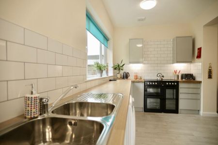 1 bedroom in a house share to rent - Photo 3