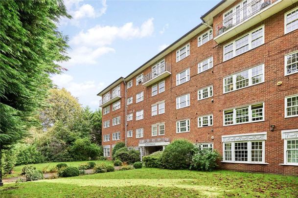 A bright and spacious two bedroom apartment , overlooking the common. - Photo 1