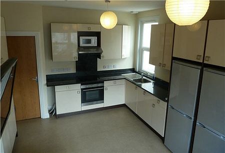 2 rooms left - all ensuite apartment - Photo 2