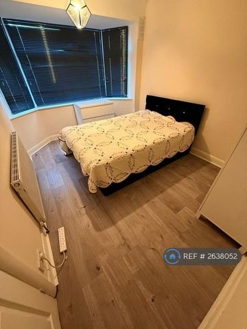 4 bedroom semi-detached house to rent - Photo 2