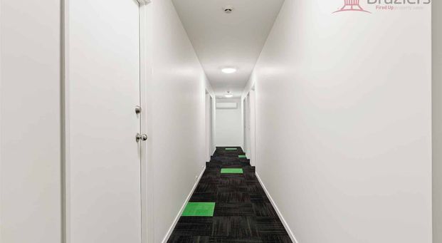 Room for rent in popular boarding house! - Photo 1