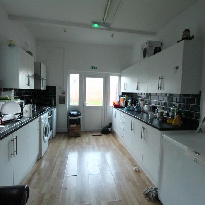 8 bedroom property to rent - Photo 1
