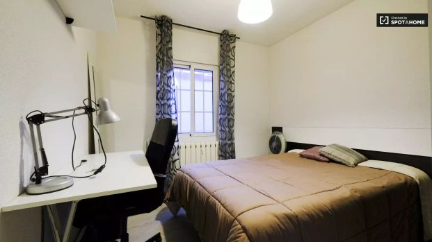 Bright room with single bed for rent in Getafe - Photo 1