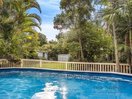 Stunning, fully furnished Queenslander with pool - Photo 3