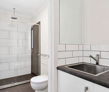 Room Walking distance to Cafes, Restaurants & Transport! - Photo 5