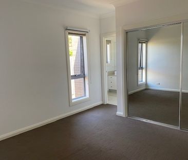 Contemporary & Spacious - Photo 3