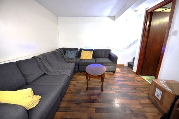 4 bedroom House in John Street, Leeds - Photo 1