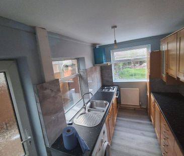 4 bedroom semi-detached house to rent - Photo 6