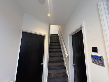 4 bedroom semi-detached house to rent - Photo 2