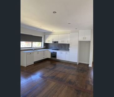 Fully Renovated Villa - Photo 5