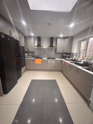 10 bedroom semi-detached house to rent - Photo 1