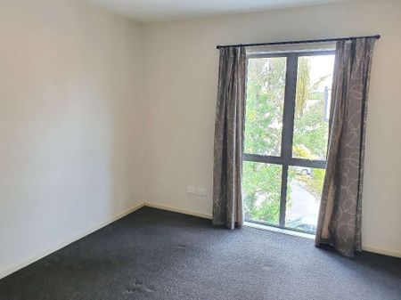 Perfect location, 2 bedrooms, includes water - Photo 2