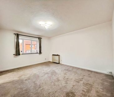 Chafford Hundred, Grays, RM16 - Photo 3