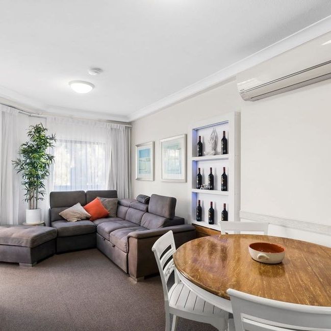 Fully Furnished Apartment in the Heart of Coolangatta - Photo 1
