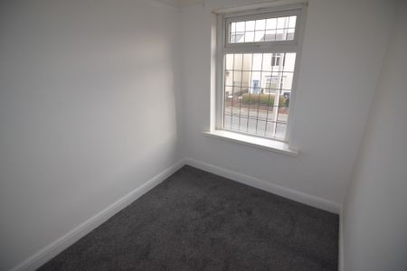 To Let 4 Bed Mid Terraced House - Photo 5