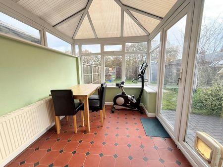 Elles Close, Farnborough - 3 bedrooms Property for lettings - Seymours - Photo 2