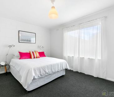 Two Bedroom Renovated Unit - Photo 2