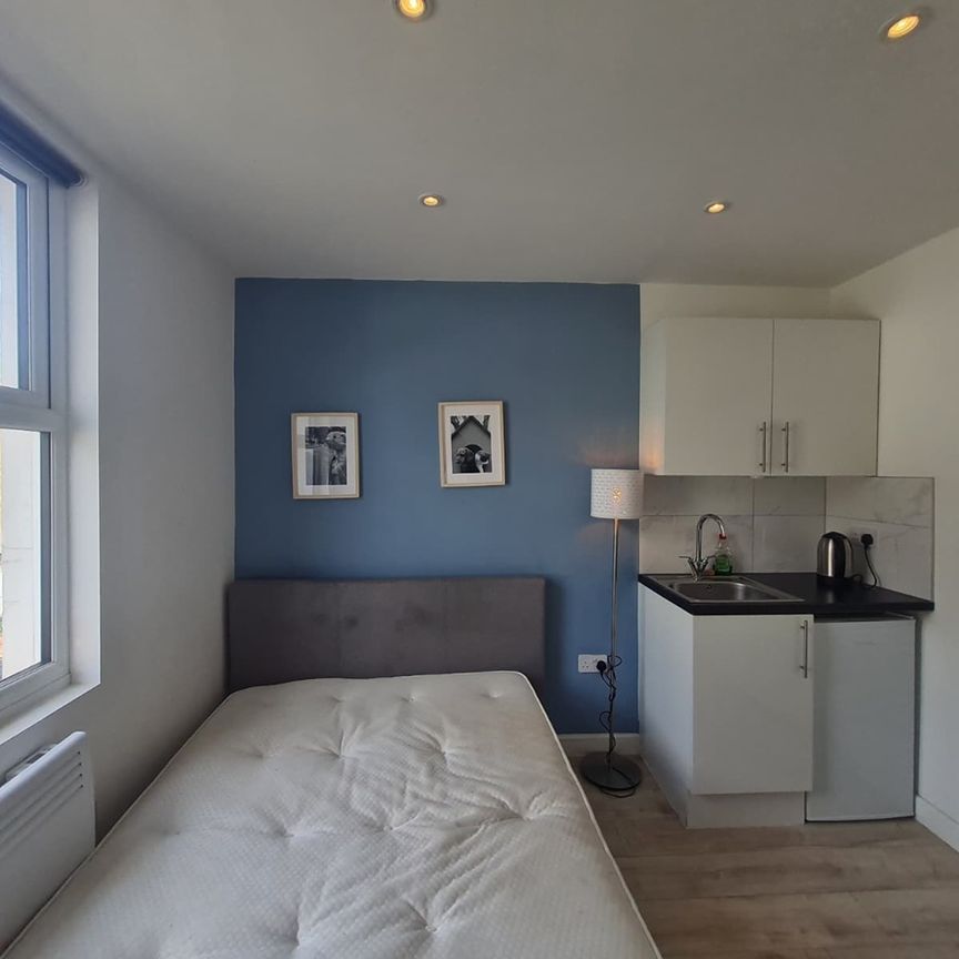 Studio Flat, Rock St, N4 - Photo 1