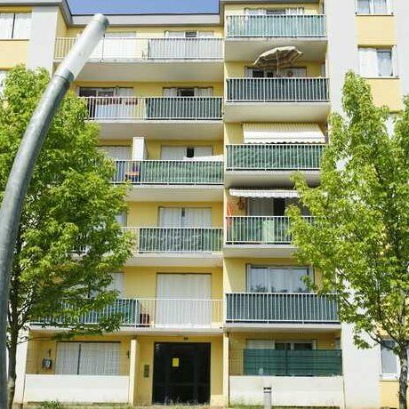 Dans un immeuble sécurisé avec ascenseur nous vous proposons un appartement de type3 comprenant un séjour avec balcon, une cuisine fermée, 2 chambres dont une avec accès au balcon, une salle de bain avec baignoire et un wc séparé - Photo 1