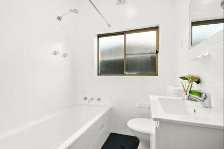 Two Bedroom House - Photo 2