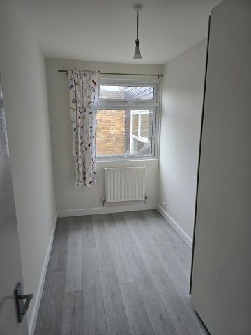 3 Bed Bungalow, Barker Walk, SW16 - Photo 2