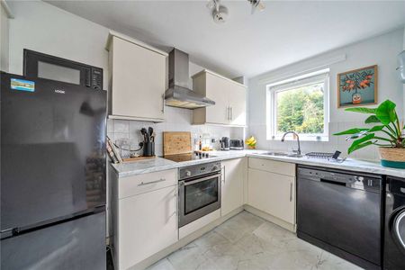 A delightful apartment positioned in a sought-after location. - Photo 4