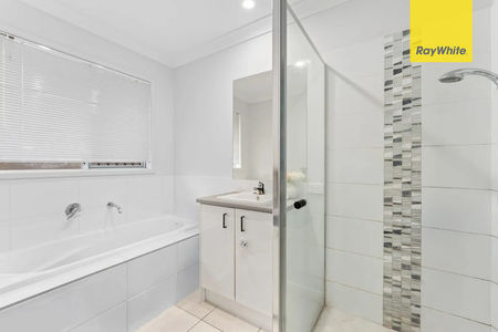 Spacious family home with 4 Bedroom, 2 Bathroom, Solar and Aircons - Photo 4