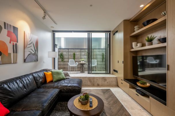 Furnished Apartment in Award-Winning Building Beside Carlton Gardens - Photo 1