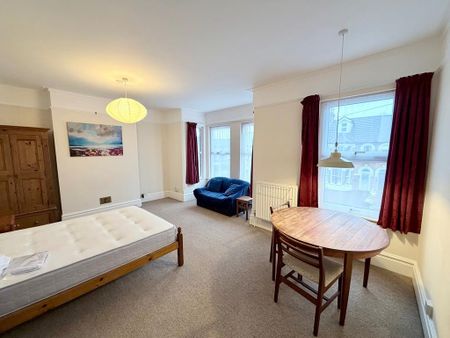 1 bedroom in a house share to rent - Photo 2