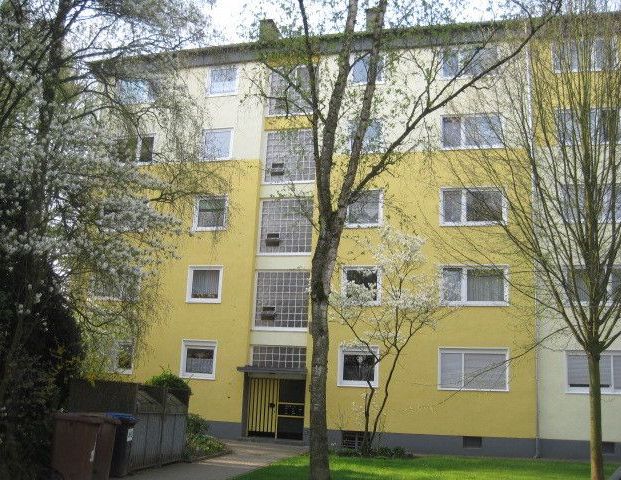 Schöne Wohnung mit Tapeten und Böden für eine nette Familie! Toller Balkon inklusive! - Photo 1