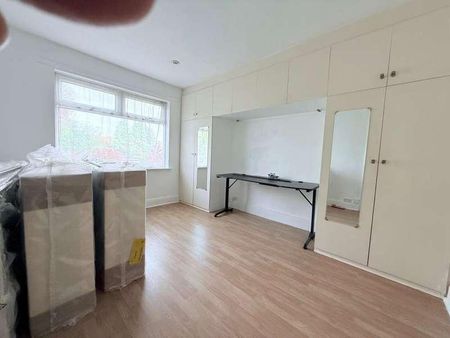 Surbiton, Surrey, KT5 - Photo 2