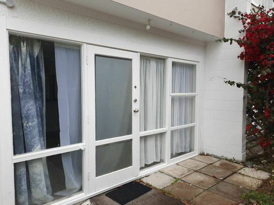 Spacious living area! - Photo 1