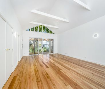 ARCHITECTURALLY DESIGNED HOME - Photo 3