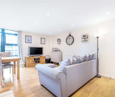 A bright one bedroom flat with a private balcony and underground pa... - Photo 4