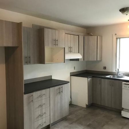 APPARTEMENT 4-1/2 - 2 CHAMBRES - INTERNET/CABLE/STATIONNEMENT - Photo 3