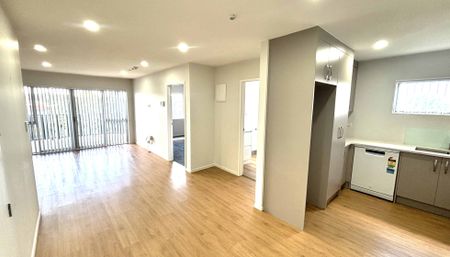 RARE MODERN PENTHOUSE- SPACIOUS & CENTRAL - Photo 2