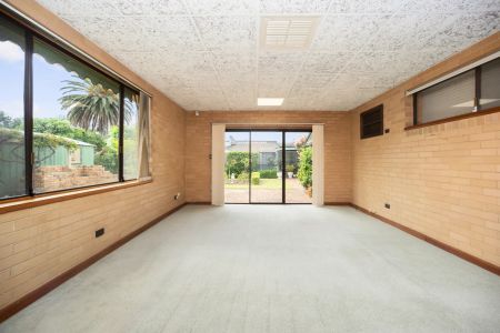 Three Bedroom Family Home Only Minutes From The Beach - Photo 2